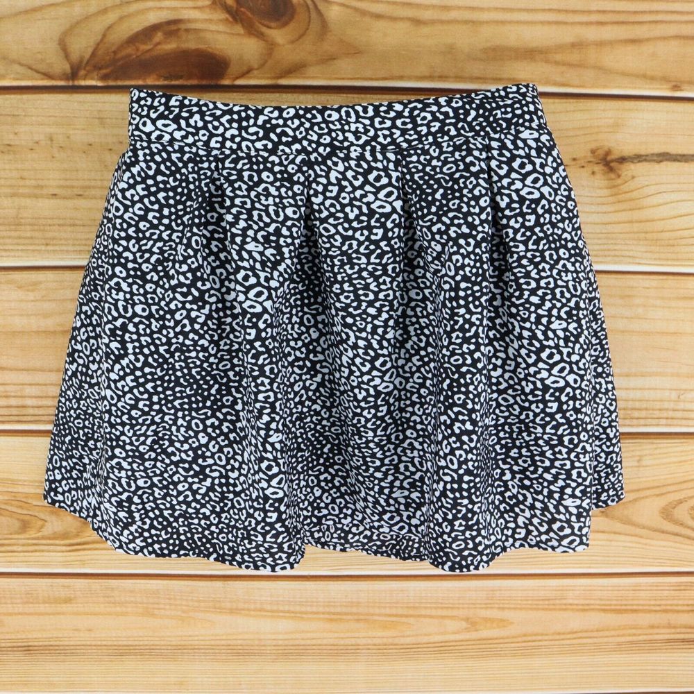Aeropostale Short Skirt Mini Womens L Black White Animal Print Pleated Zip Close